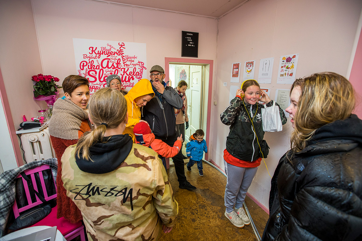 Hér má sjá Siggu Dögg kynfræðing með gestum á sýningu sinni Hugarheimur höfundar, kynVera verður til. Ljósmynd: Víkurfréttir