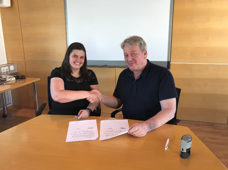 Hér má sjá mynd frá undirritun samningsins þann 5. september síðastliðinn