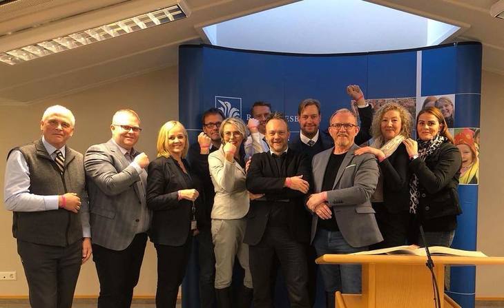 Hér má sjá mynd af bæjarfulltrúunum ellefu bera armböndin Hér má sjá mynd af bæjarfulltrúunum ellefu bera armböndin