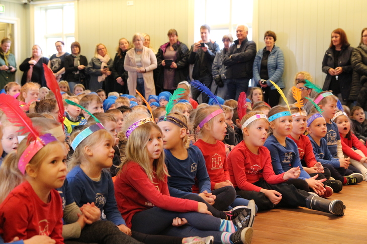 Hér má sjá börnin syngja inn Listahátíð barna í Reykjanesbæ 2018