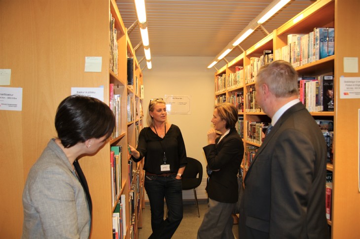 Sendiherra Póllands á Íslandi, Gerard Pokruszynski, kom ásamt eiginkonu sinni, Margherita Bacigalupo-Pokruszynska Hér sést Stefanía Björnsdóttir ræða pólska bókakostinn fyrir Margherita. Hilma og Gerard fylgjast með