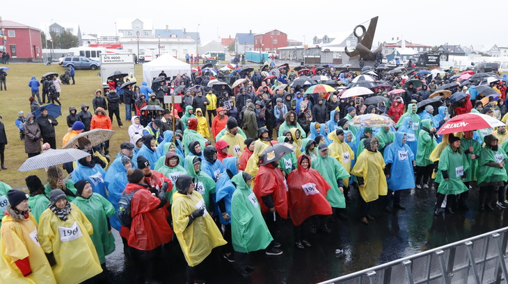 Litríkur 50 ára árgangur við hátíðarsviðið í lok Árgangangagöngu í gær. Ljósmynd Víkurfréttir Litríkur 50 ára árgangur við hátíðarsviðið í lok Árgangangagöngu í gær. Ljósmynd Víkurfréttir