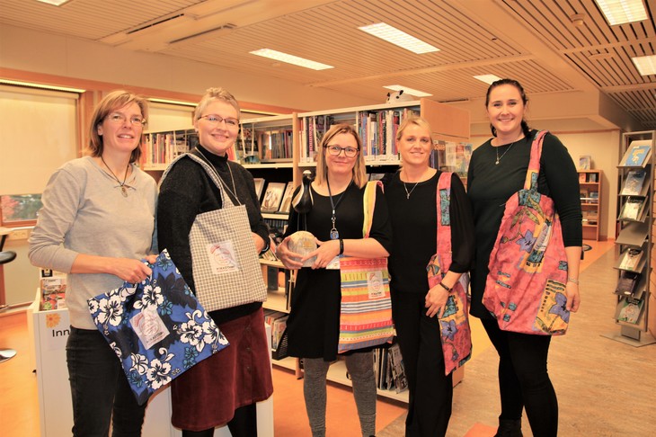 Hér má sjá Barböru, Oddfríði, Guðnýju, Stefaníu Gunnarsdóttur forstöðumann Bókasafnsins og Þórdísi Ósk Helgadóttur forstöðumann Súlunnar með poka úr Pokastöðinni Hér má sjá Barböru, Oddfríði, Guðnýju, Stefaníu Gunnarsdóttur forstöðumann Bókasafnsins og Þórdísi Ósk Helgadóttur forstöðumann Súlunnar með poka úr Pokastöðinni