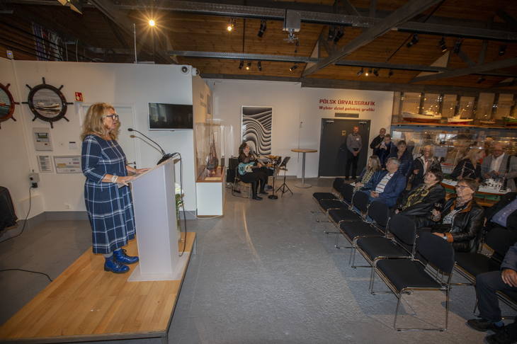 Valgerður Guðmundsdóttir sem menningarfulltrúi við opnun sýninga í Duus Safnahúsum á Ljósanótt 2019. Ljósm. Víkurfréttir Valgerður Guðmundsdóttir sem menningarfulltrúi við opnun sýninga í Duus Safnahúsum á Ljósanótt 2019. Ljósm. Víkurfréttir