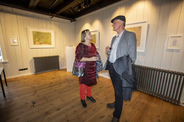 Frá opnun í Duus Safnahúsum í gær. Hjördís Árnadóttir og Eiríkur Hermannsson ræðast við. Ljósmynd Víkurfréttir Frá opnun í Duus Safnahúsum í gær. Hjördís Árnadóttir og Eiríkur Hermannsson ræðast við. Ljósmynd Víkurfréttir