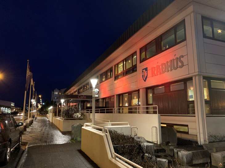 Ráðhús Reykjanesbæar er lýst upp með appelsínugulum lit