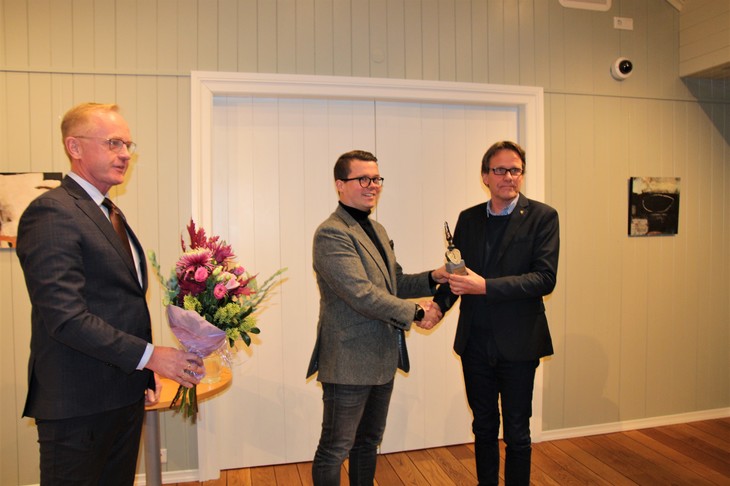 Hér tekur Ingvar á móti Súlunni úr höndum Friðjóns Einarssonar formanns menningar- og atvinnuráðs. Hjá stendur Kjartan Már Kjartansson bæjarstjóri tilbúinn með blómvöndinn Hér tekur Ingvar á móti Súlunni úr höndum Friðjóns Einarssonar formanns menningar- og atvinnuráðs. Hjá stendur Kjartan Már Kjartansson bæjarstjóri tilbúinn með blómvöndinn