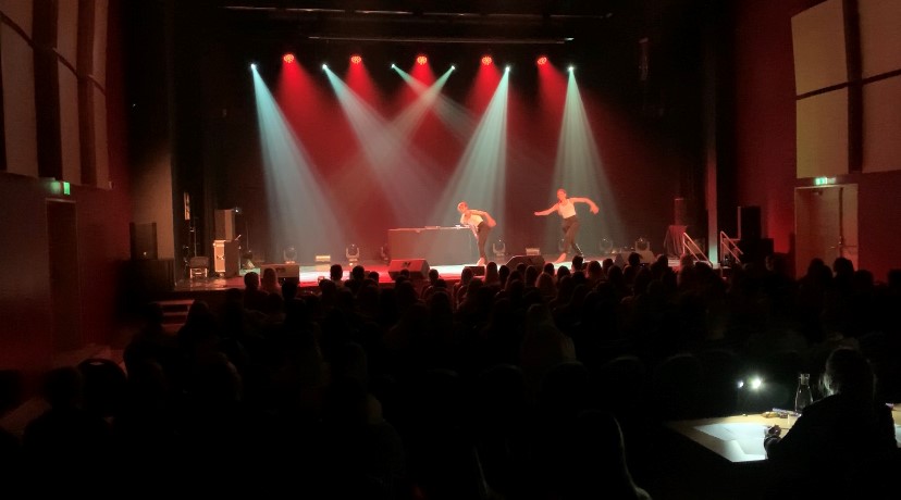 Matthildur Emma Sigurðardóttir og Guðrún Ósk Bergmann Magnúsdóttir á sviðinu með dansatriði sitt Matthildur Emma Sigurðardóttir og Guðrún Ósk Bergmann Magnúsdóttir á sviðinu með dansatriði sitt