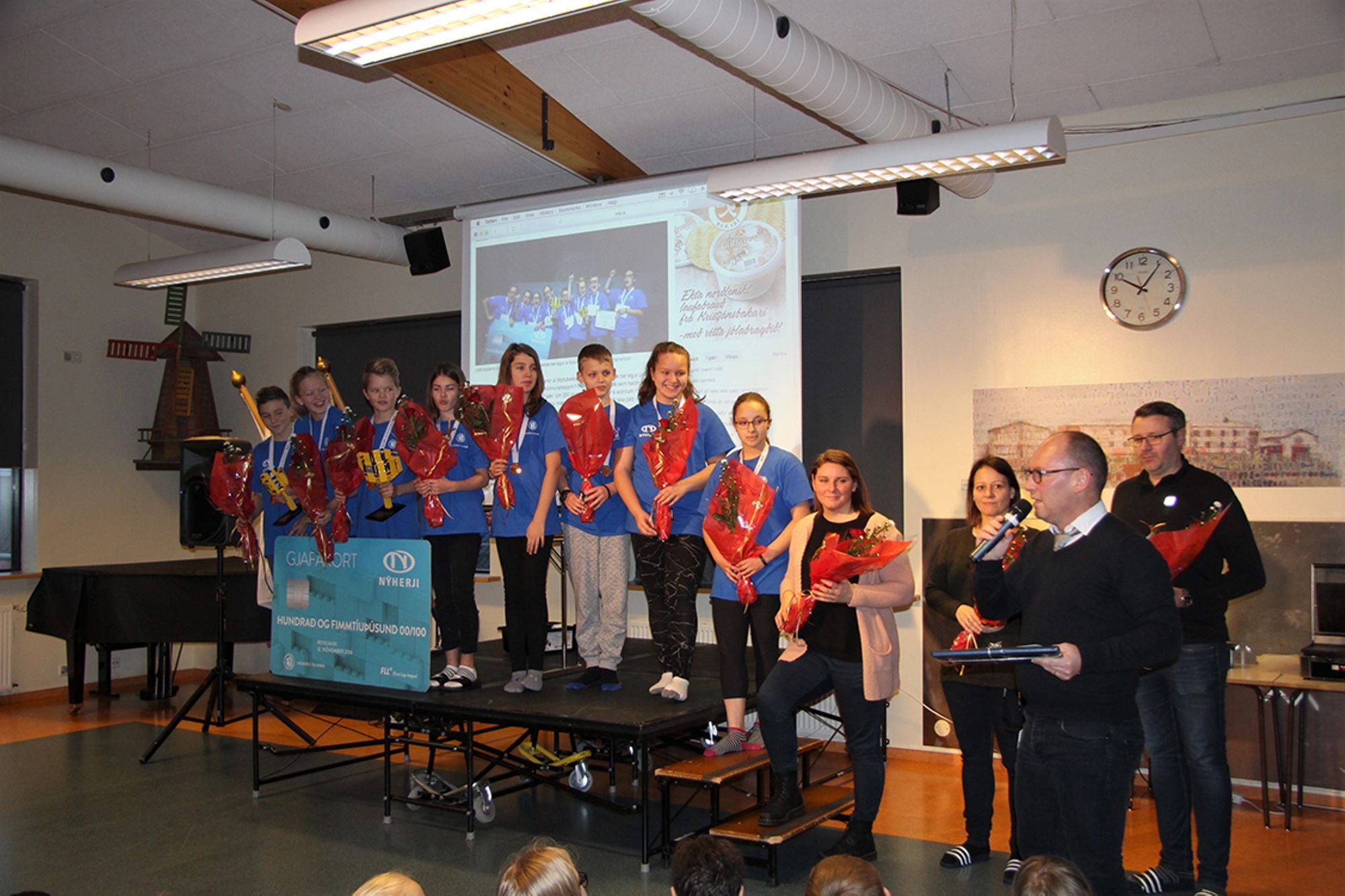 Myllarnir, sigurvegarar í FIRST LEGO League 2016 Helgi Arnarson sviðsstjóri Fræðslusvið afhentir nemendum viðurkenningu
