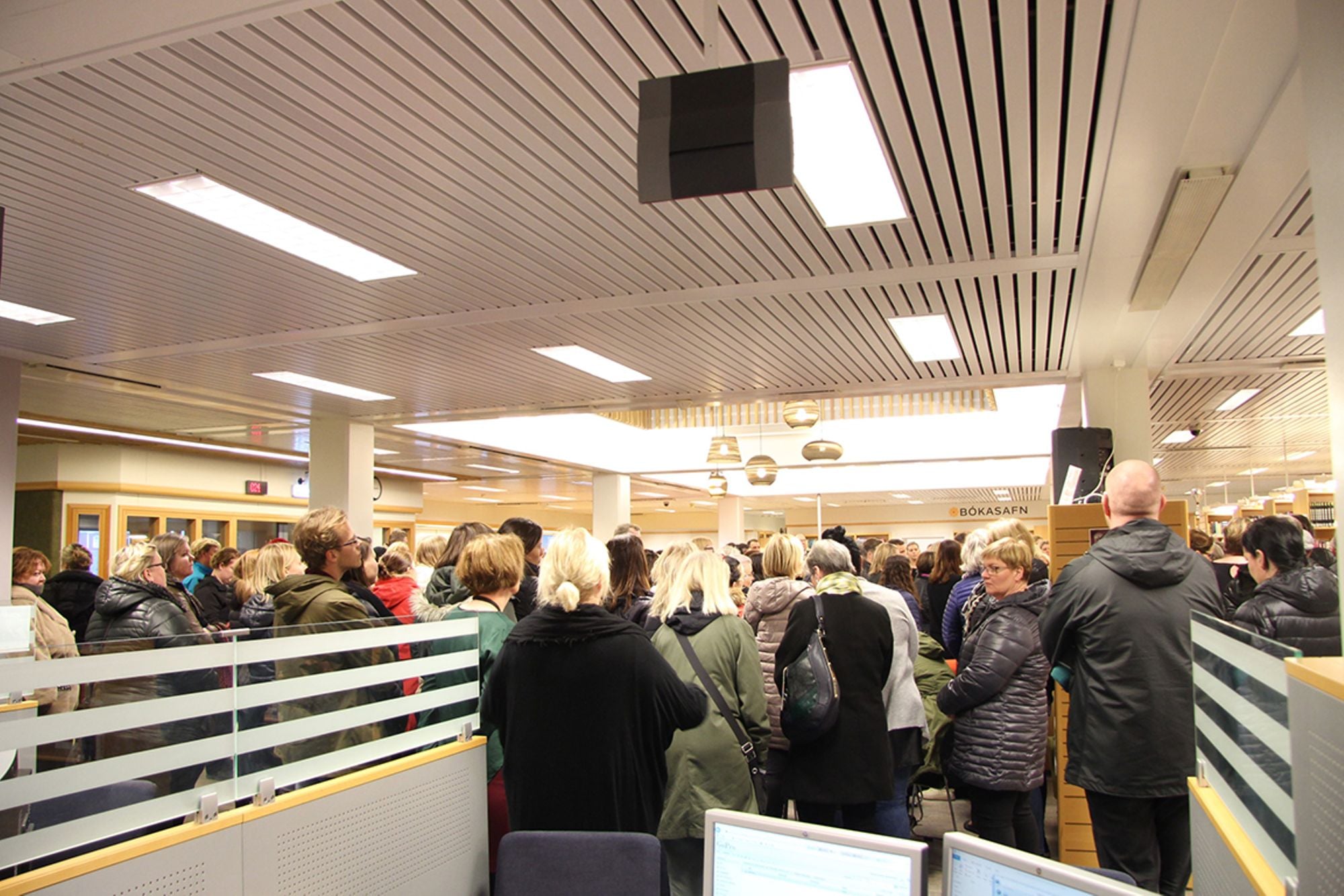 Krafa grunnskólakennara afhent bæjarstjóra Grunnskólakennarar fylltu Ráðhúsið á samstöðufundi