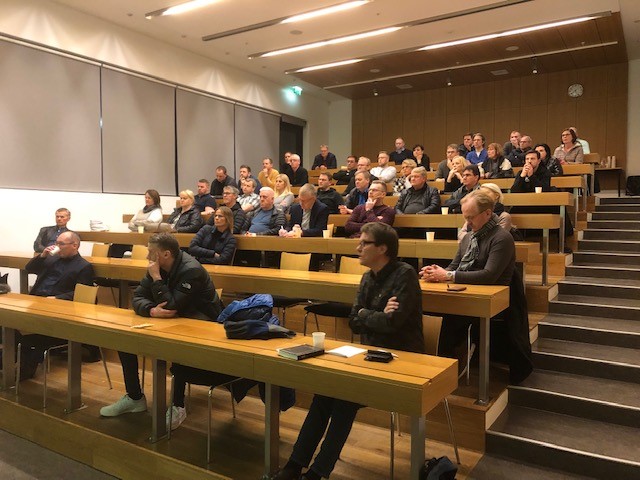 Hér er horft yfir fundarsalinn í Akademíunni. Fremst er Friðjón Einarsson fundarstjóri