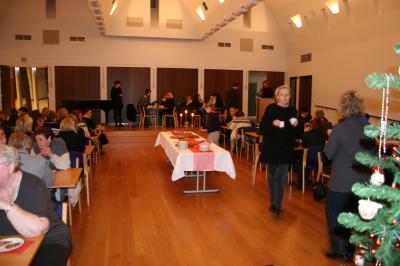 Að lokinni hugvekju gæddu starfsmenn sér á heitu súkkulaði og piparkökum og hlýddu á jólasögu. Að lokinni hugvekju gæddu starfsmenn sér á heitu súkkulaði og piparkökum og hlýddu á jólasögu.