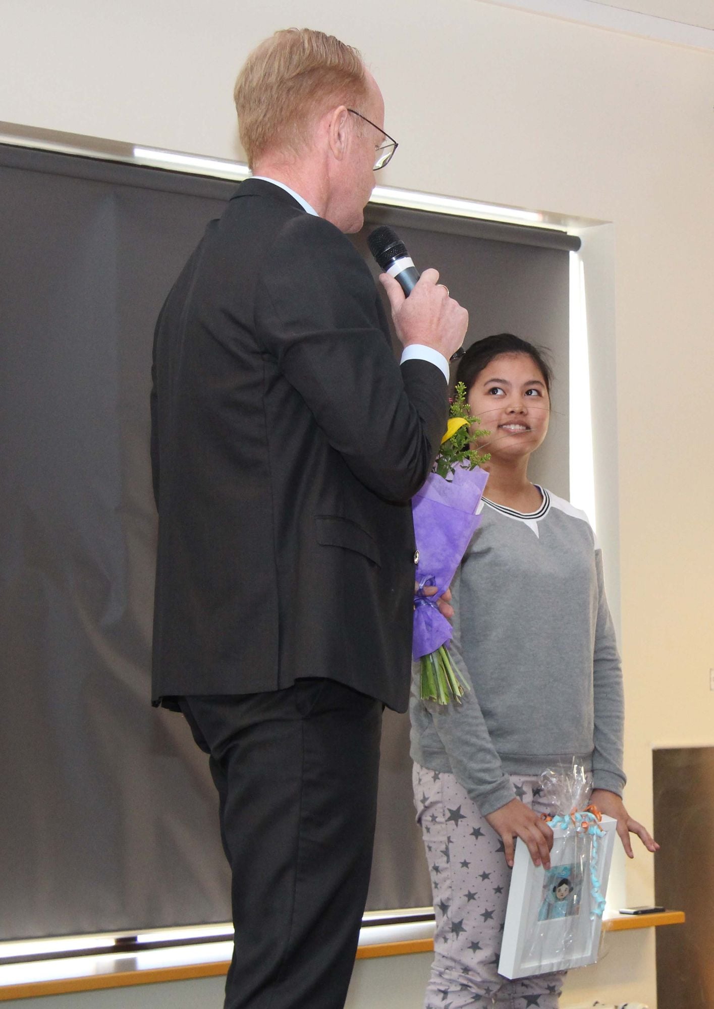 Kjartan Már færir Jóhönnu Ruth viðurkenningu