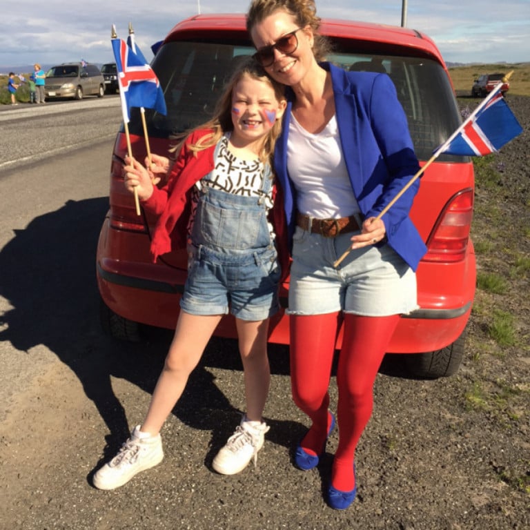 Íbúar röðuðu sér upp við Reykjanesbrautina og buðu íslenska landsliðið velkomið heim af EM. Þeir sem ekki áttu treyjur klæddust fötum í fánalitunum.