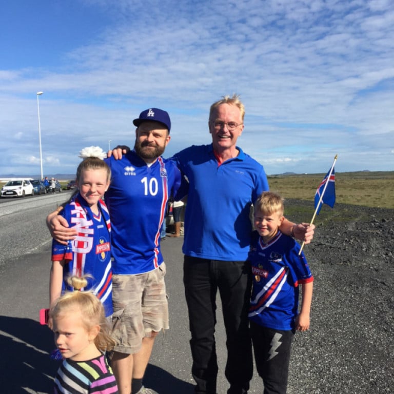 Kjartan Már Kjartansson bæjarstjóri ásamt Styrmi Hafliðasyni og börnum við brautina.