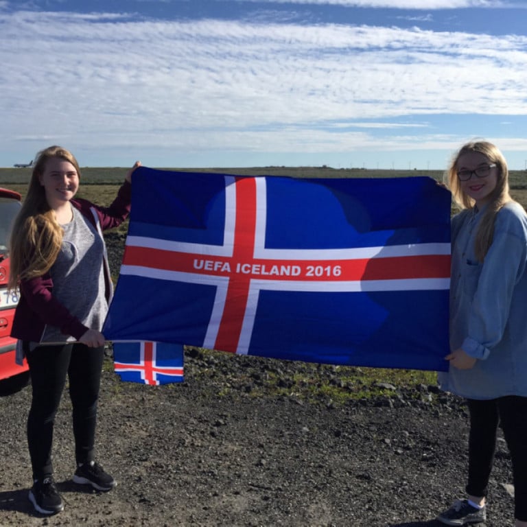 Katrín Dögg og Inga Jódís höfðu með sér risafána til að bjóða íslenska liðið velkomið heim.