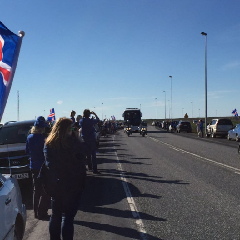 Fánar og hendur á lofti þegar íslenska landsliðið rennur í rútu eftir Reykjanesbraut. Þetta framlag íbúa í Reykjanesbæ og nágrannasveitarfélögum var þakkað í fjölmiðlum.