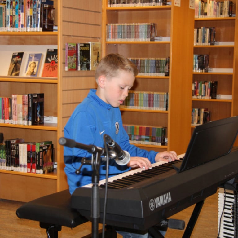 Ungur píanónemandi spilar af innlifun
