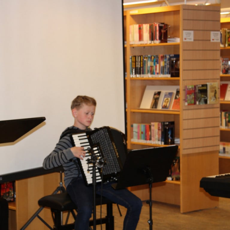 Ungur harmonikkuleikari spilaði fyrir gesti