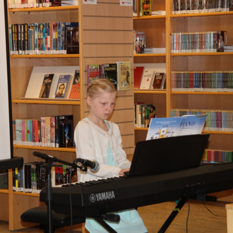 Ungir píanónemandi í Tónlistarskóla Reykjanesbæjar kom fram á fjölmenningardeginum