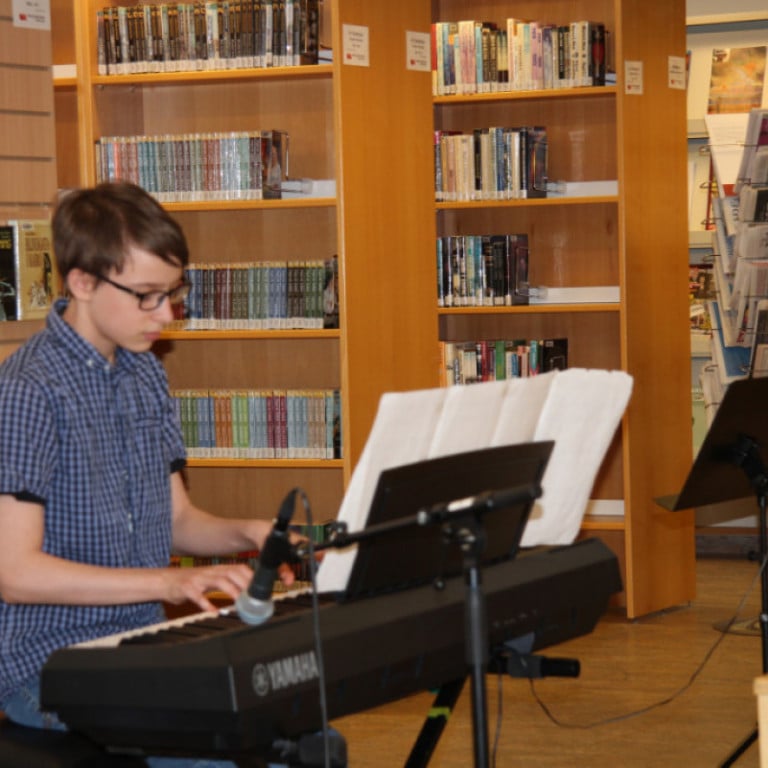 Píanónemandi spilar á hljómborð