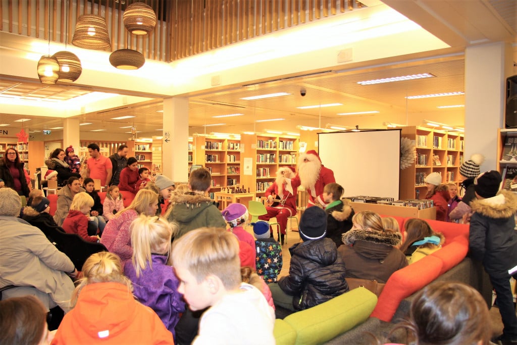 Börnin hópast að jólasveinunum