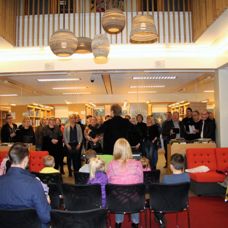 Magnús Kjartansson stjórnandi samhæfir raddir