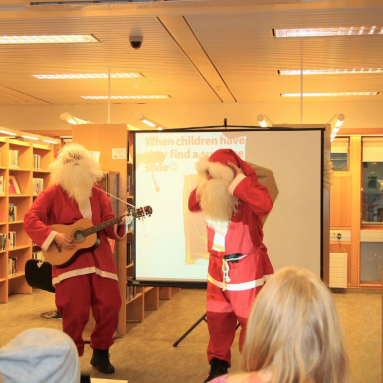 Þessir voru vel undirbúnir í að taka lagið með gítar og kahoon í strigapoka