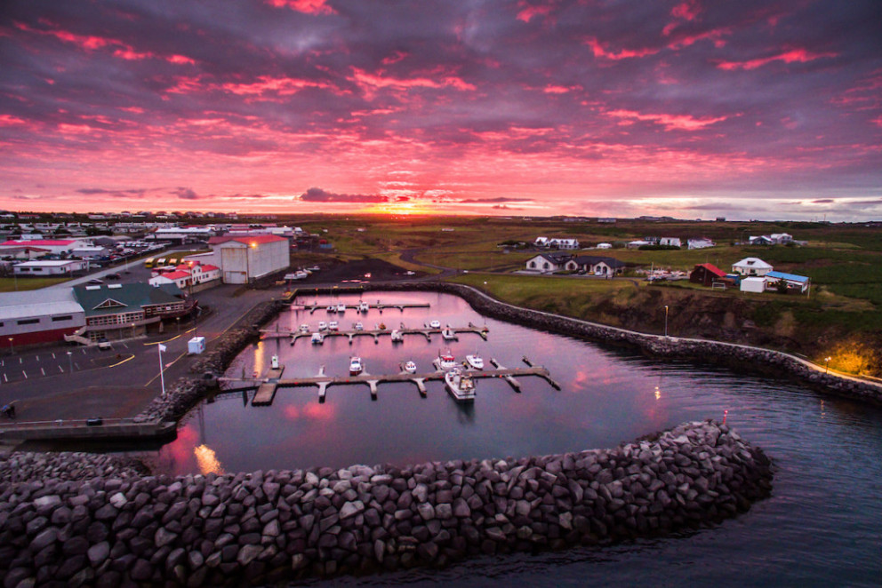 Horft yfir smábátahöfn á fallegum degi.