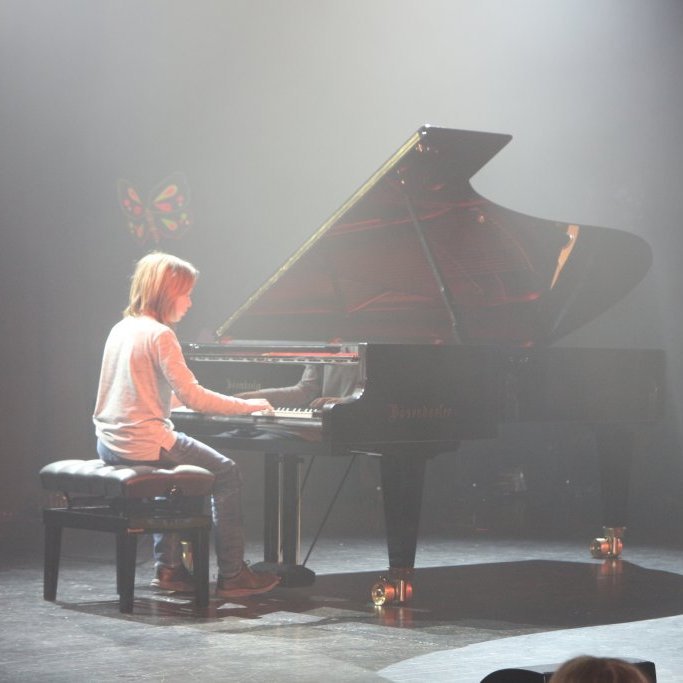 Ungur píanónemandi í Tónlistarskóla Reykjanesbæjar spilar á Hæfileikahátíð í Stapa.