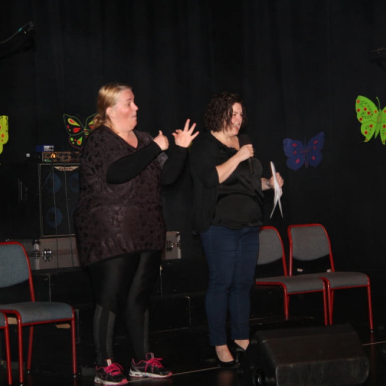 Kynning dagskráratriða fór einnig fram á táknmáli