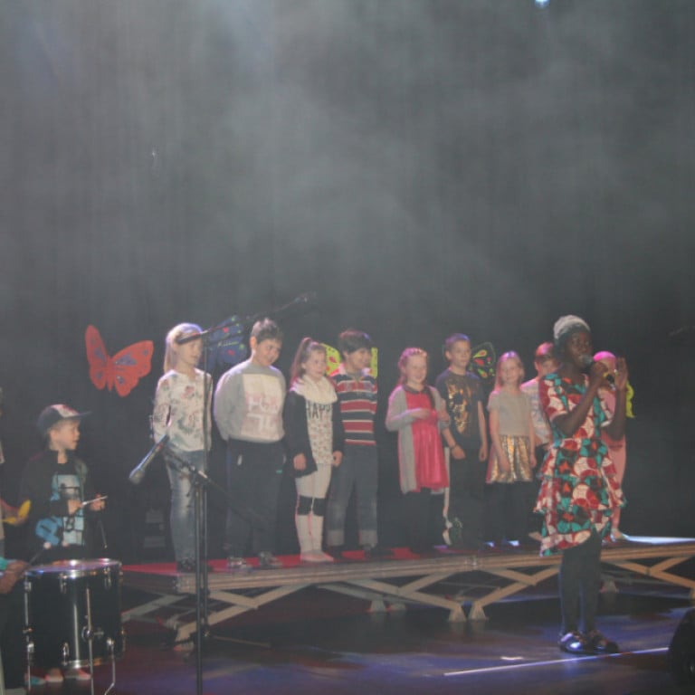 Nemendur frá mörgum þjóðarbrotum sungu á mörgum ólíkum tungumálum í atriði Akurskóla