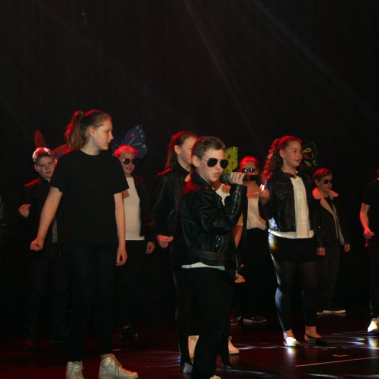 Atriði úr Grease sýningu Heiðarskóla