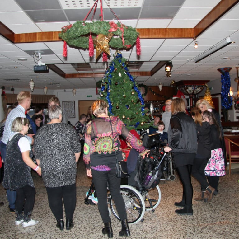 Hring eftir hring var dansað kringum jólatréð