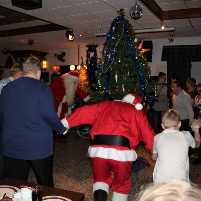 Nú má jólatréð vara sig þegar allir þjóta inn