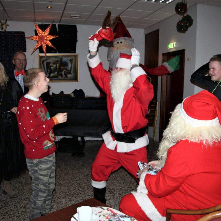 Stúfur vildi fá að máta fínu derhúfu eins gestanna