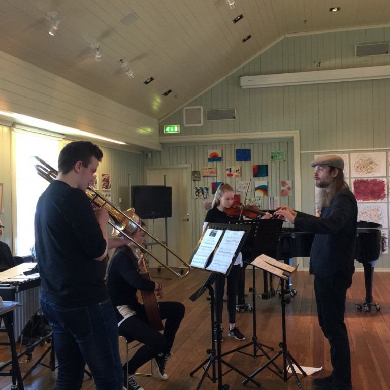 Tónlistarnemar búnir undir flutning á verki Hafliða Hallgrímssonar