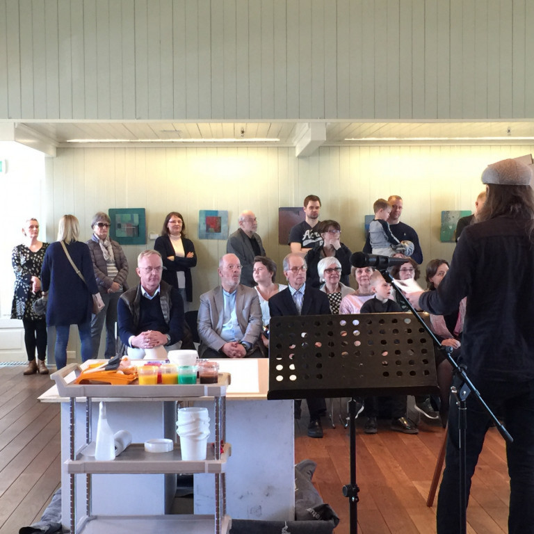 Stjórnandi kynnir tónverk