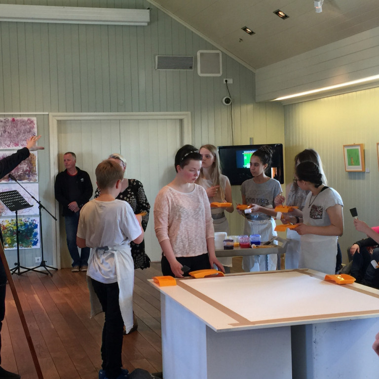 Grunnskólanemar í myndlist undirbúa málun tónverks