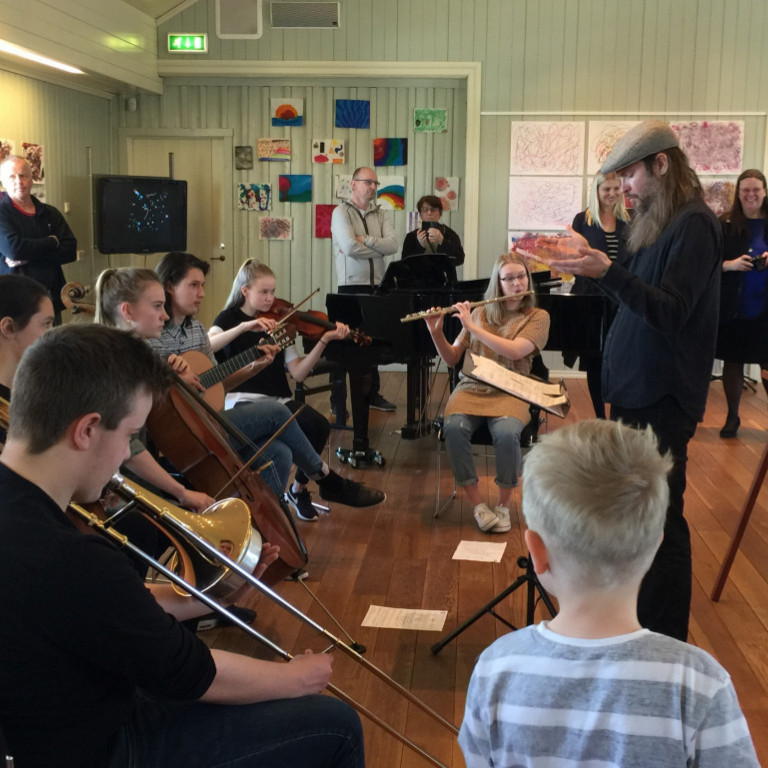 Nemar í Tónlistarskóla Reykjanesbæjar flytja tónverk