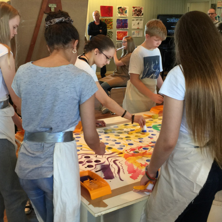 Grunnskólanemar í myndlist langt komnir með myndverkið