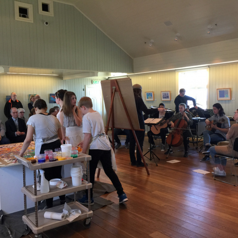 Grunnskólanemar í myndlist mála tónverk