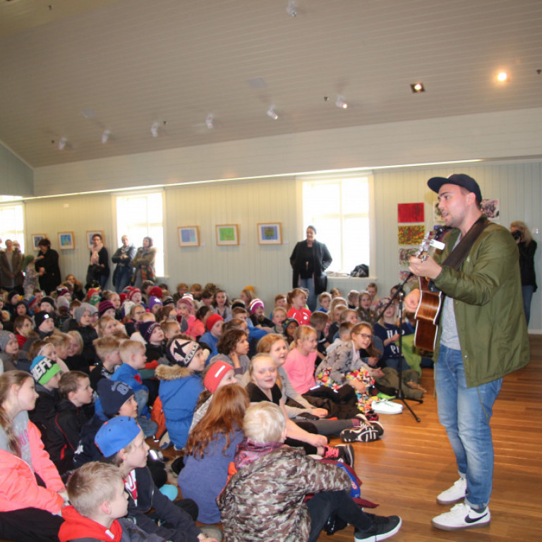 Friðrik Dór tók nokkur lög við opnunina