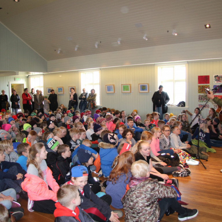 Prúð börn við opnun listahátíðar barna