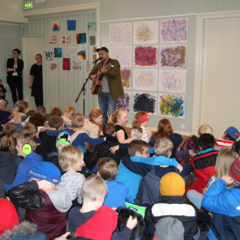 Vagg og velta undir tónlist Frikka Dór