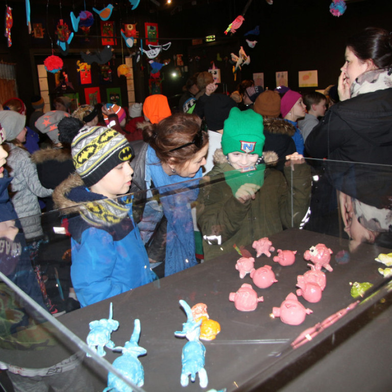 Gaman að skoða listaverk sín og skólafélaganna