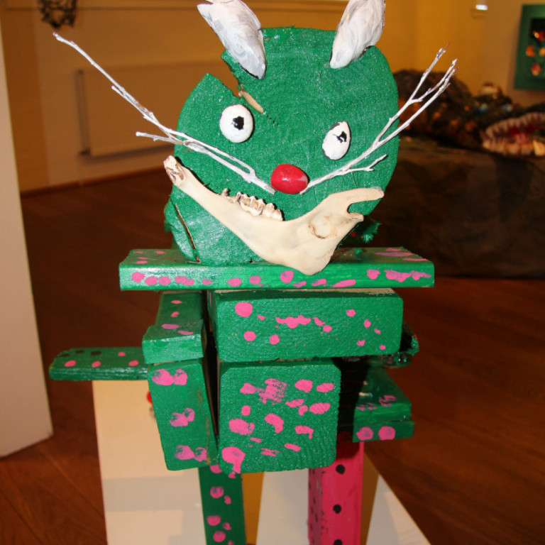 Allt nýtt í listaverk. Tanngarður úr lambi og klálkabein er fínn munnur á kisu