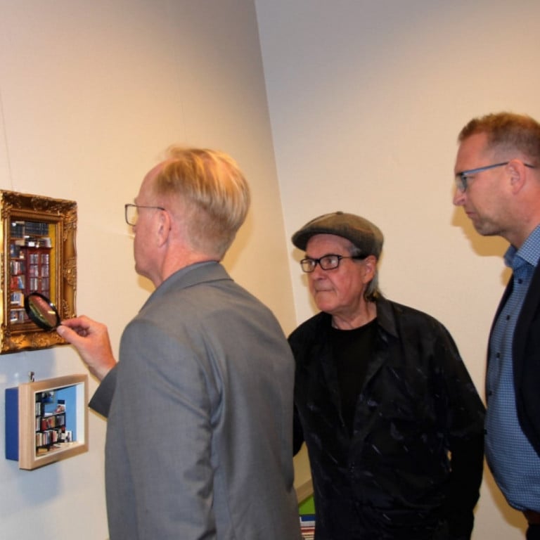 Kjartan Már Kjartansson bæjarstjóri og Guðlaugur Helgi Sigurjónsson sviðsstjóri Umhverfissvið rýna í álfabækur með höfundinum Guðlaugi Arasyni