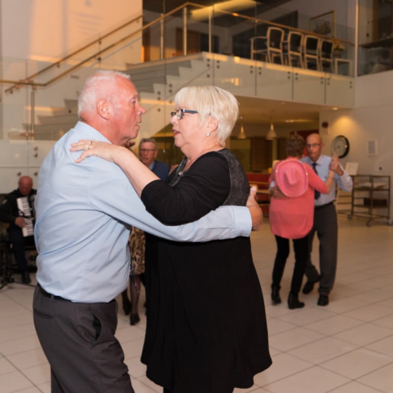 Dansað við fjörugan harmonikkuleik