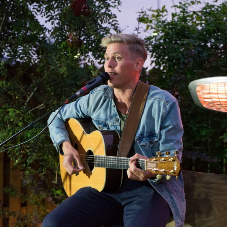 Jón Jónsson tekur lagið á Heimatónleikum